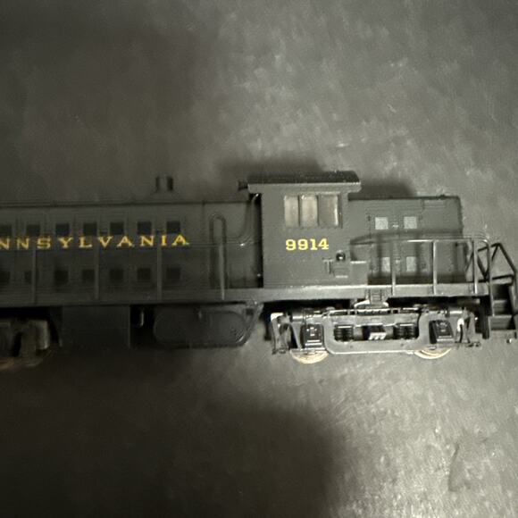 Atlas RS-1 N Scale Pennsylvania Locomotive Train 9914 #4405 Black - Picture 8 of 10